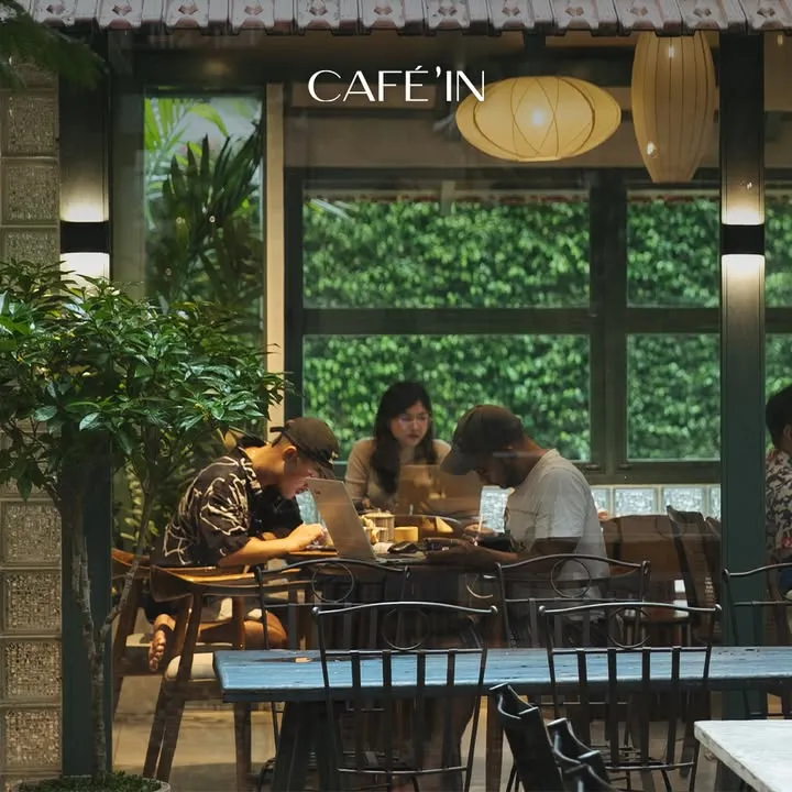 Góc ban công ngắm nhìn phố xá đông đúc