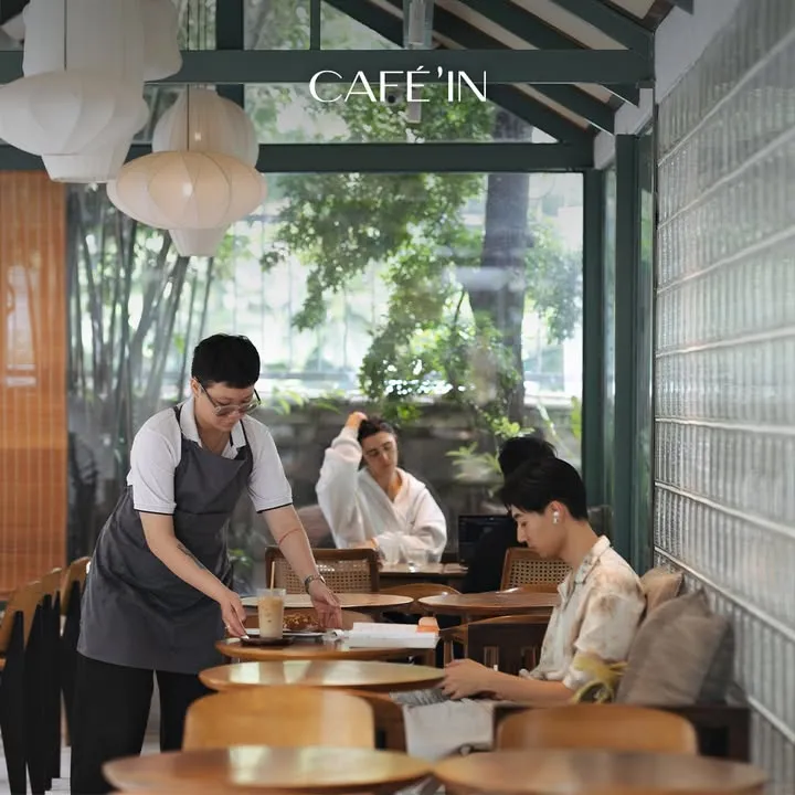 Góc bàn làm việc yên tĩnh cho khách ghé